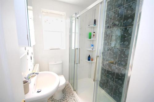 StainforthNo1 Apartment House的带淋浴、盥洗盆和卫生间的浴室