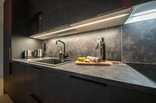 列维Cranberry C21的厨房柜台设有水槽和切板
