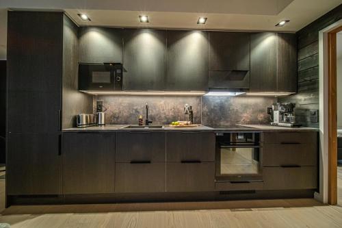 列维Cranberry C21的厨房配有深褐色橱柜和水槽
