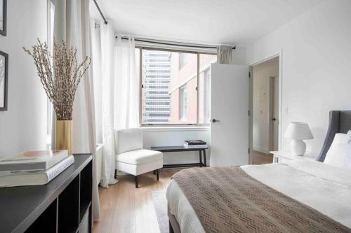 纽约Central New York residence的卧室配有床、椅子和窗户。