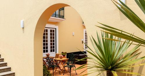 英雄港Quinta da Nasce Água的庭院配有桌椅和植物