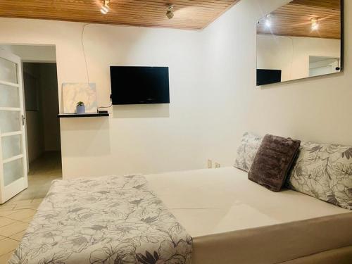 鲸湾港Coastwave Guest House的带沙发和平面电视的客房