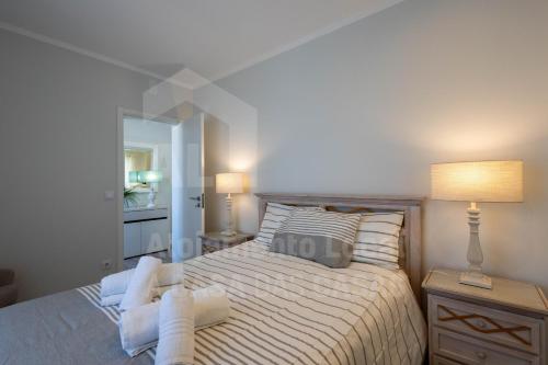 埃里塞拉Ribas Apartment by ACasaDasCasas的一间卧室配有一张带灯和镜子的床