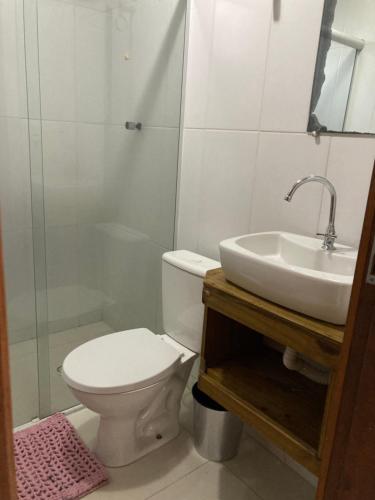 弗洛里亚诺波利斯Recanto das Pedras Floripa的浴室配有卫生间、盥洗盆和淋浴。