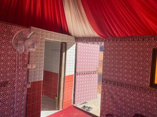 瓦迪拉姆Wadi Rum Sights Camp的一间设有红色天花板和镜子的客房