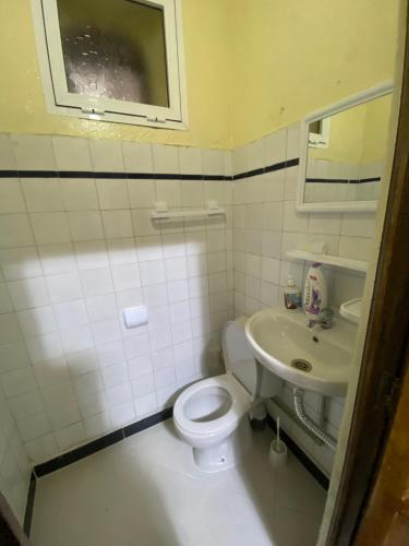 丹吉尔Private room in the kasbah的浴室配有白色卫生间和盥洗盆。