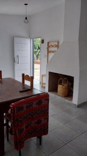 卡皮特里亚Cabaña Yerba Buena的客厅配有桌子和壁炉