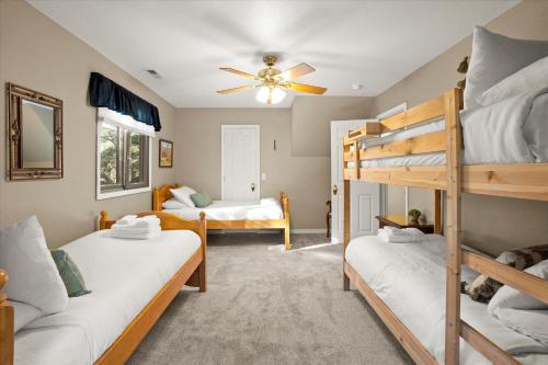 弗拉格斯塔夫Memory Lodge的客房设有两张双层床和一张沙发。