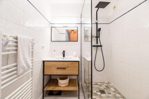 芒通Appartement cosy au centre ville de Menton的白色的浴室设有水槽和淋浴。