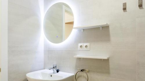 福恩吉罗拉Juanito Fuengirola Apartment的一间带水槽和镜子的浴室