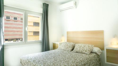 福恩吉罗拉Juanito Fuengirola Apartment的一间卧室设有一张床和一个窗口
