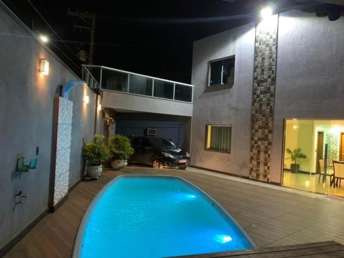 塞拉Casa dos Amon的夜间在房子前面的游泳池