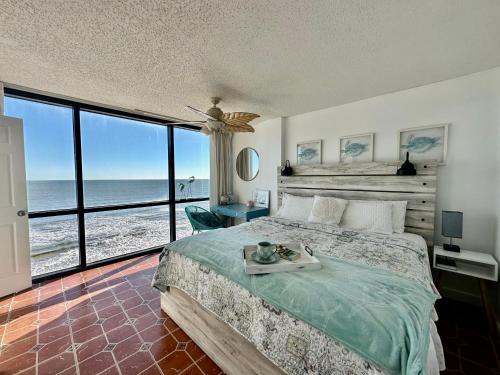 代托纳海滩beautiful oceanfront two bedroom condo的一间卧室设有一张床,享有海景