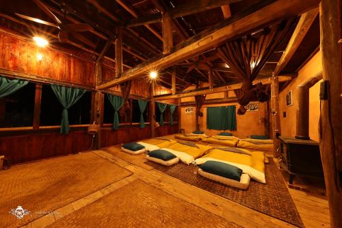 同文Dinh Đá H'Mông - Karsterly Rock Lodge的大型客房,地板上配有一张带枕头的床