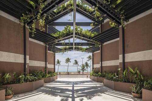若昂佩索阿BA'RA Hotel的从植物建筑的大堂欣赏美景