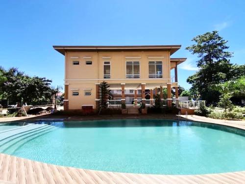 公主港Condo Home in Puerto Princesa near PPS Airport的房屋前的大型游泳池