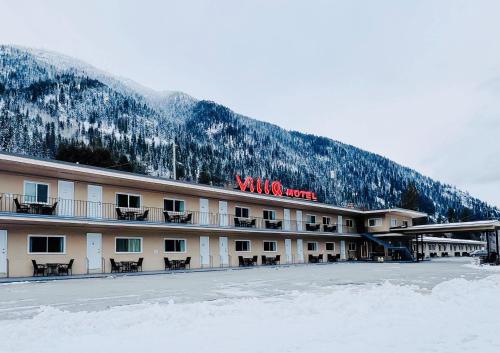 尼尔逊别墅汽车旅馆的一座大建筑,有雪覆盖的山