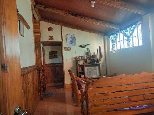 萨加达Acai's Transient House的房屋内带长凳和窗户的房间