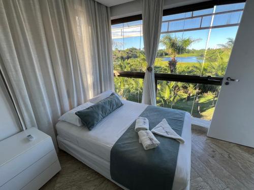 萨尔瓦多地平线乡村公寓的一间卧室设有一张床和一个大窗户