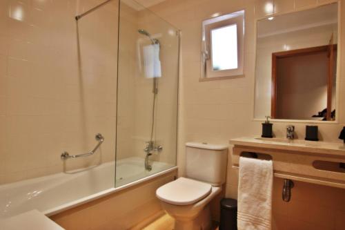 维拉摩拉Da Praia Apartment - Pool & Tenis的浴室配有卫生间、淋浴和盥洗盆。