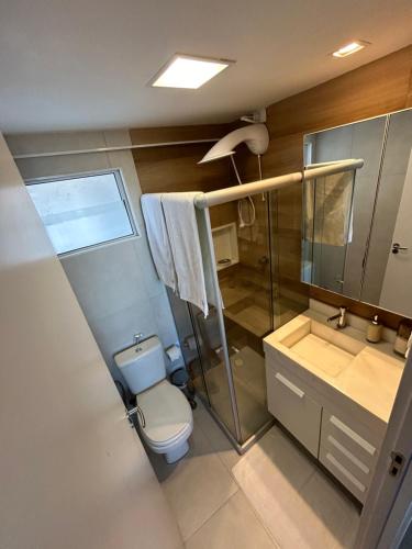 马塞约Meu aconchego em Maceió - 2qts com ar e 1 vaga de garagem的一间带卫生间和玻璃淋浴间的浴室