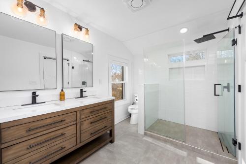 阿什维尔Sage Lodge by AvantStay 15 Min to Downtown Deck的带淋浴、盥洗盆和卫生间的浴室