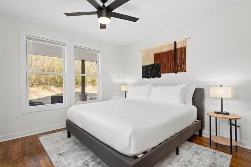 阿什维尔Sage Lodge by AvantStay 15 Min to Downtown Deck的一间白色卧室,配有床和2个窗户