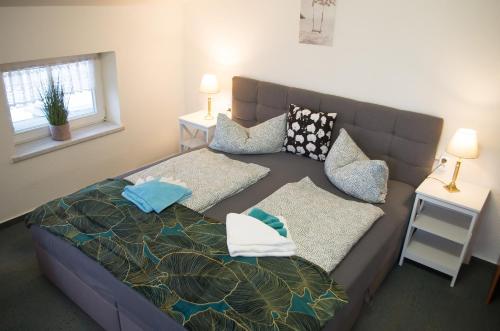 奥斯赛拜-塞林伊丽莎白别墅酒店的一间卧室配有一张床和一张带枕头的沙发。