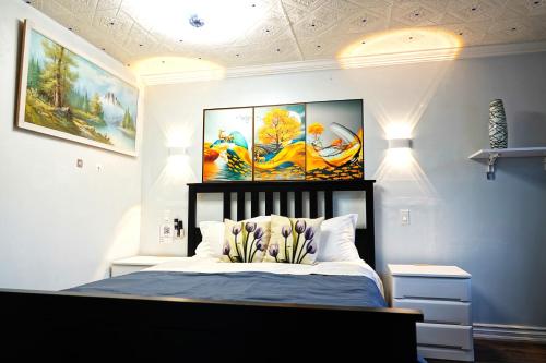多伦多New Renovated Cozy Bedroom with Private washroom的一间卧室配有一张壁画床。