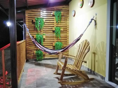 Los SantosBaruch Tropical Ranch的房屋门廊上的吊床