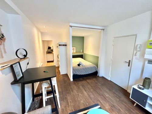 穆兰Appartement cosy Centre ville的小房间设有一张床和一张书桌