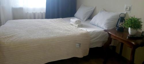 白采尔科维бульвар Олександрійський 125 Comfort house的一张白色的床,上面有一只填充的动物