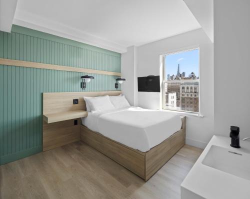 纽约河畔阁酒店的一间卧室设有一张大床和一个窗户。