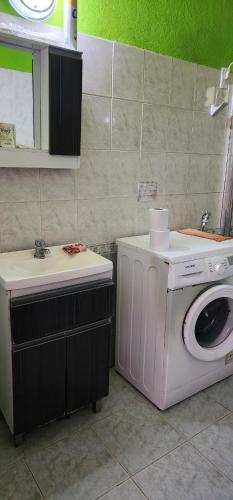 海岸城Casa en Ciudad de la Costa ideal para descanso的洗衣房配有洗衣机和水槽