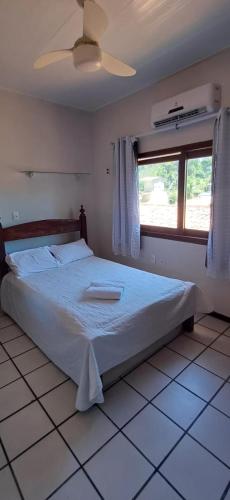 莫罗圣保罗Casa Gaúcho的一间卧室设有一张大床和窗户