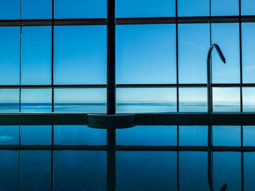 贝尼多姆巴厘大酒店的带浴缸的窗户客房