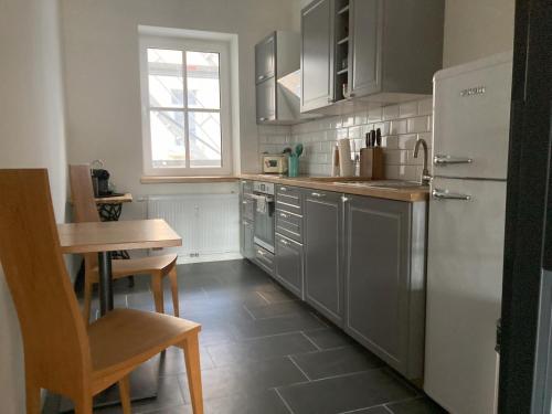 汉诺威SUITE-DREAMS APARTMENT - Innenstadt的厨房配有不锈钢用具和桌子