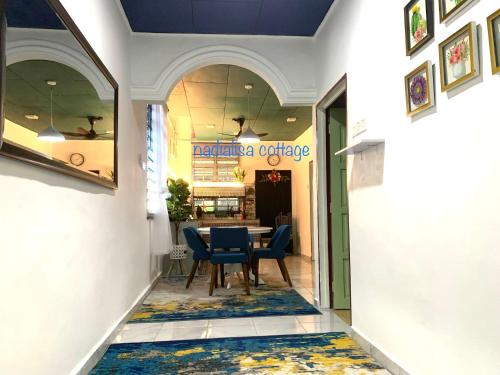 双溪大年Nadialisa cottage homestay For Islamic only的商店里带桌椅的走廊