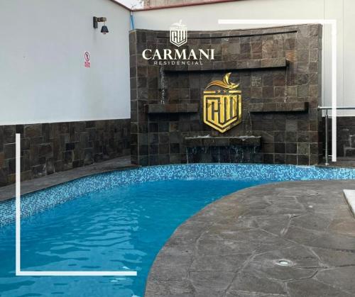 塔克纳RESIDENCIAL CARMANI的一座带有标志的游泳池