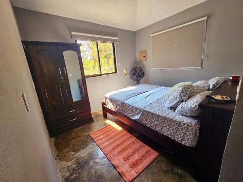 帕里塔Casa Cariad ,Home away from home by Playa Bejuco的一间卧室设有一张床和一个窗口