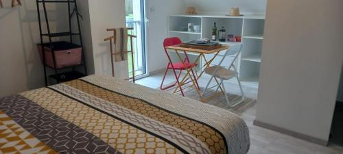 希农舍兹丽萨住宿加早餐旅馆的卧室配有一张床和一张桌子及椅子