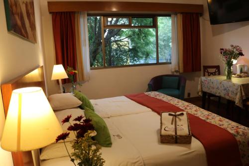 墨西哥城科约阿坎区卡门小木屋的酒店客房设有床和窗户。