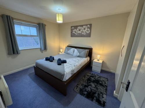 威灵堡Modern Penthouse - 2 Bed, 2 Bath, 2 Gated Parking的一间卧室设有一张床和一个窗口