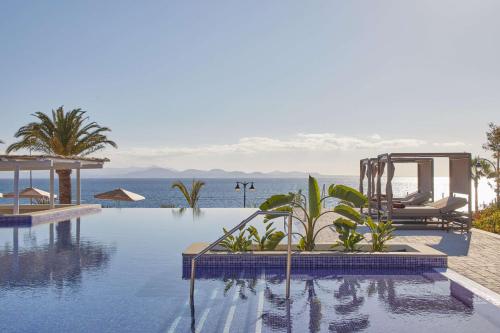 普拉亚布兰卡Dreams Lanzarote Playa Dorada Resort & Spa的海景游泳池