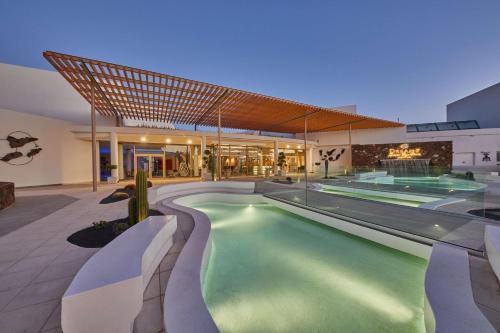 普拉亚布兰卡Dreams Lanzarote Playa Dorada Resort & Spa的一座房子里游泳池的形象