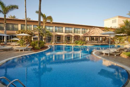 科拉雷侯Secrets Bahía Real Resort & Spa Adults only的酒店前方的大型游泳池