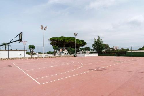 萨尔加Alua Illa de Menorca的网球场,球场上设有网