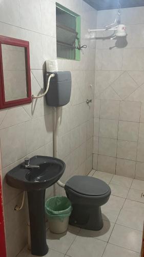 奥索里乌Motel Casarão的一间带卫生间和水槽的浴室