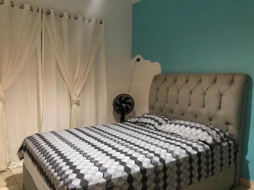 瓜鲁雅Quarto Duplo Costa brava的一间卧室配有一张带黑白毯子的床