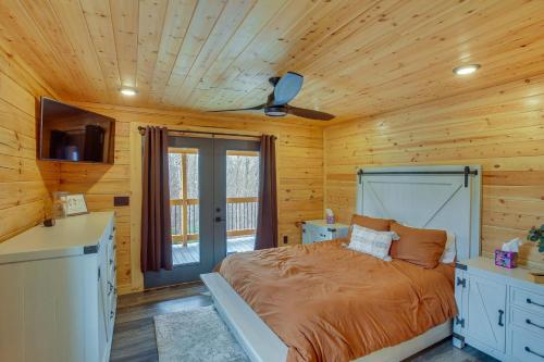 HilhamCelina Cabin with View of Dale Hollow Lake!的小木屋内一间卧室,配有一张床